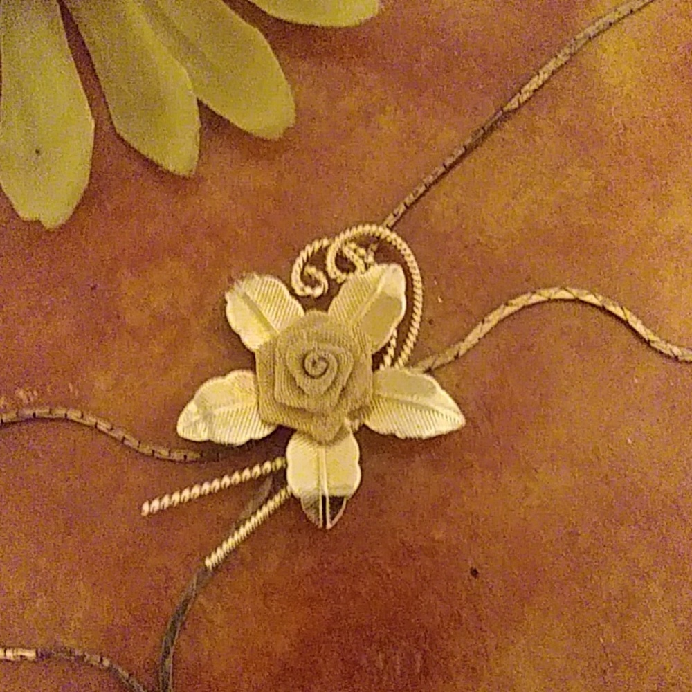 NWT RETRO LOOK ADJUSTABLE GOLD ROSE NECKLACE - Picture 4 of 5